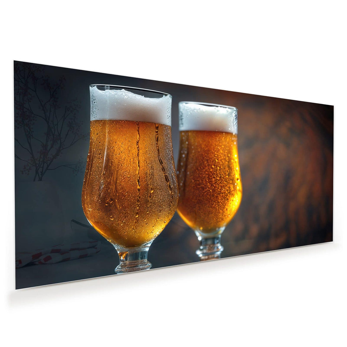 Zwei beschlagene Pokalgläser mit goldenem Bier und dicker weißer Schaumkrone auf dunklem Holz