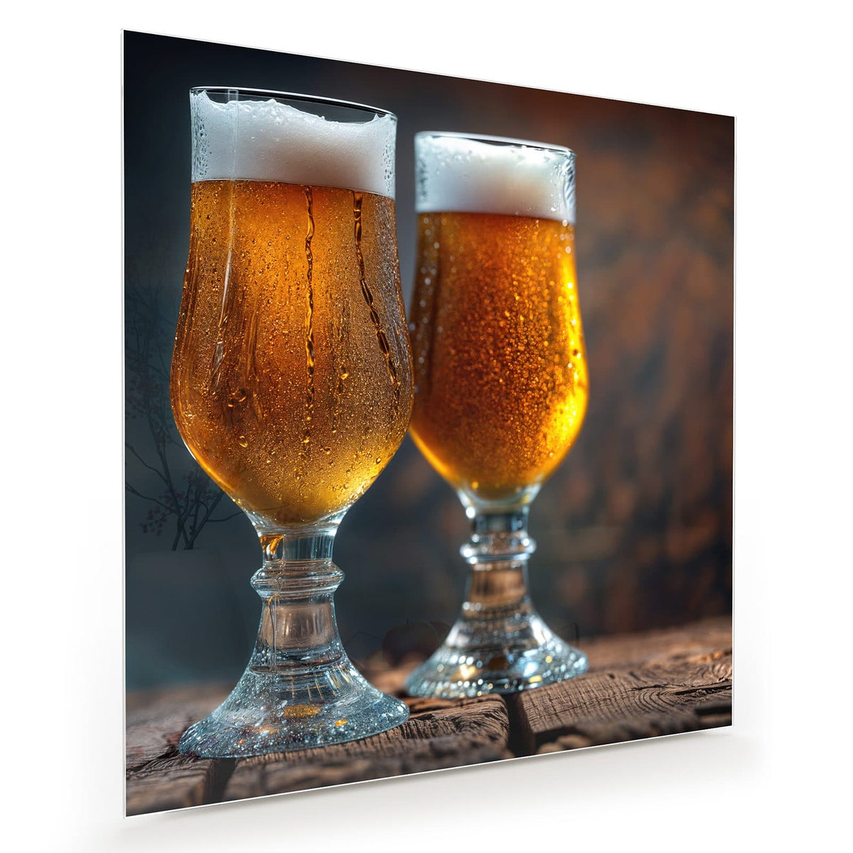 Zwei beschlagene Pokalgläser mit goldenem Bier und dicker weißer Schaumkrone auf dunklem Holz