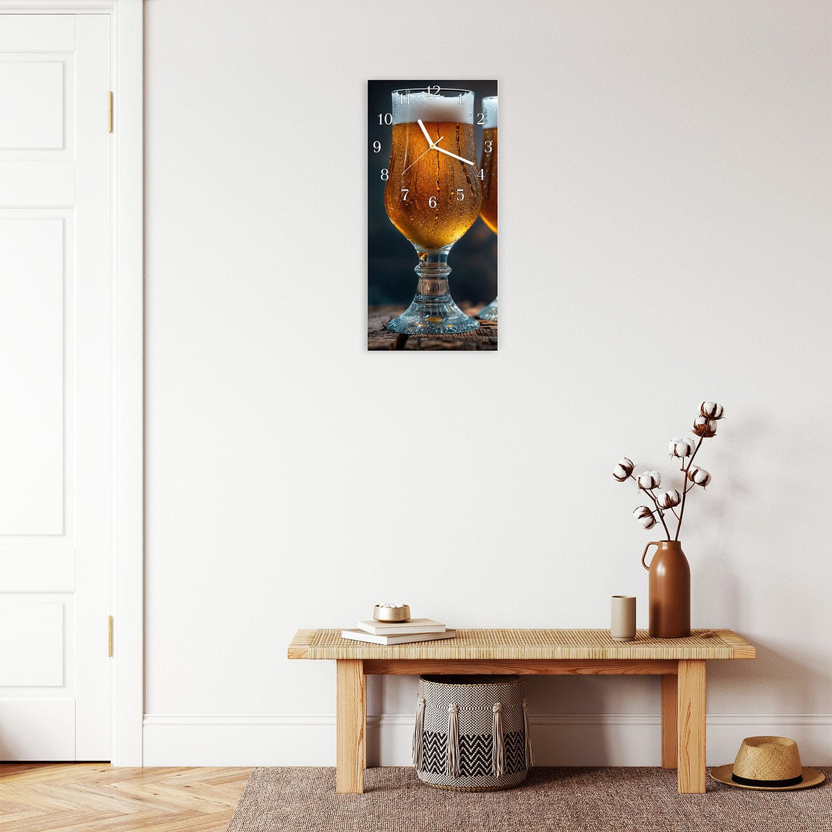 Moderne Wanduhr aus Glas mit Farbtiefe – Wanduhr Zwei Biergläser Holz aus Glas – Hochformat 30 × 60 cm