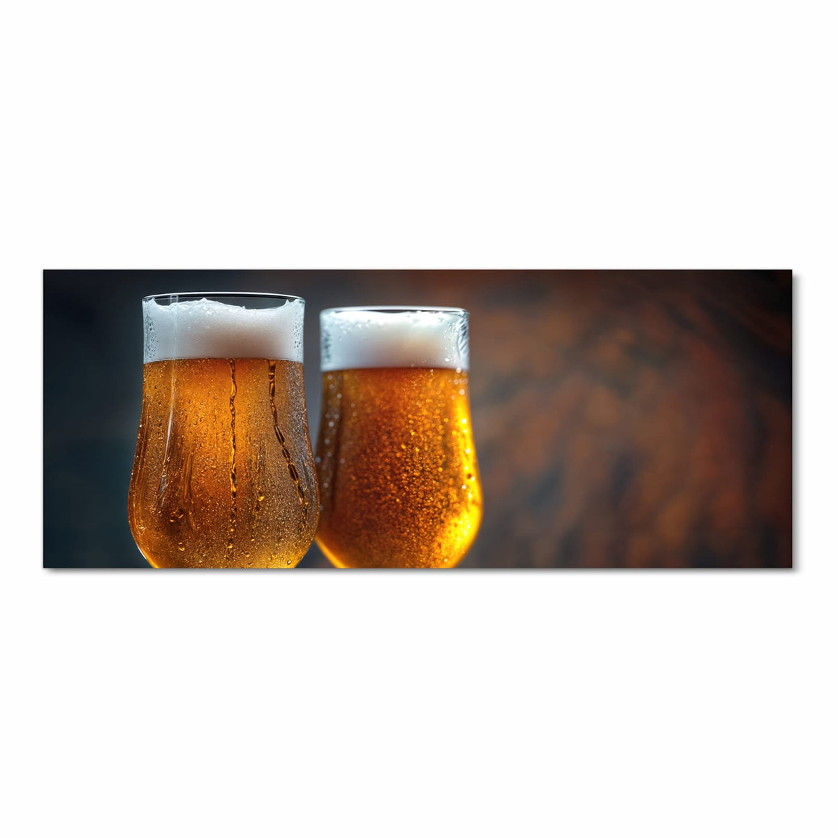 Zwei beschlagene Pokalgläser mit goldenem Bier und dicker weißer Schaumkrone auf dunklem Holz