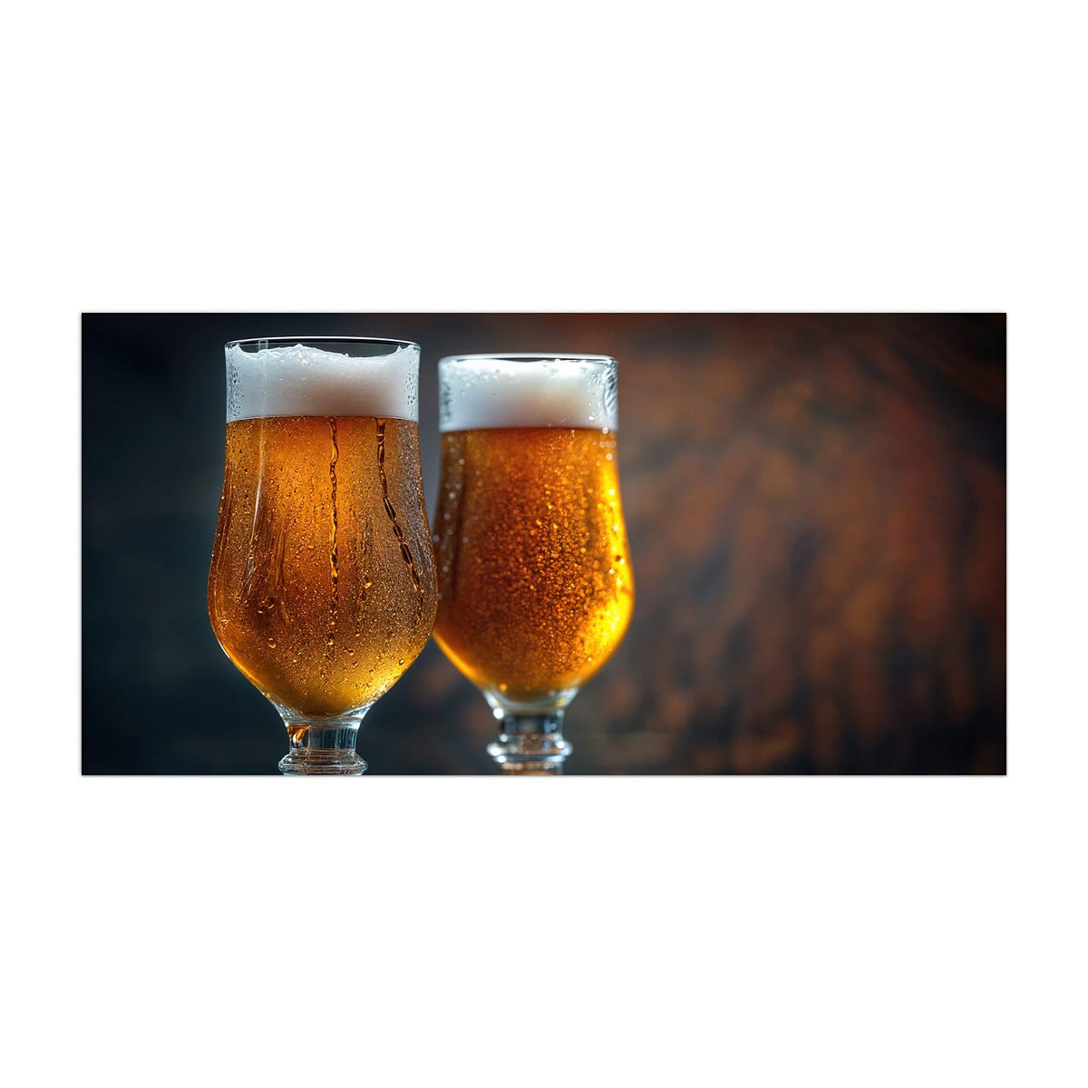 Küchenrückwand aus Glas Bier mit Schaumkrone im Hochformat, Motiv bildfüllend von vorn