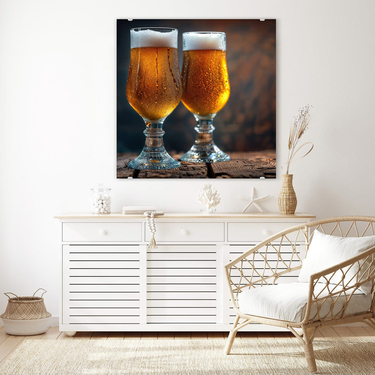 Glasbild Bier mit Schaumkrone an der Wand – Zwei beschlagene Pokalgläser mit goldenem Bier und dicker weißer Schaumkrone auf dunklem Holz