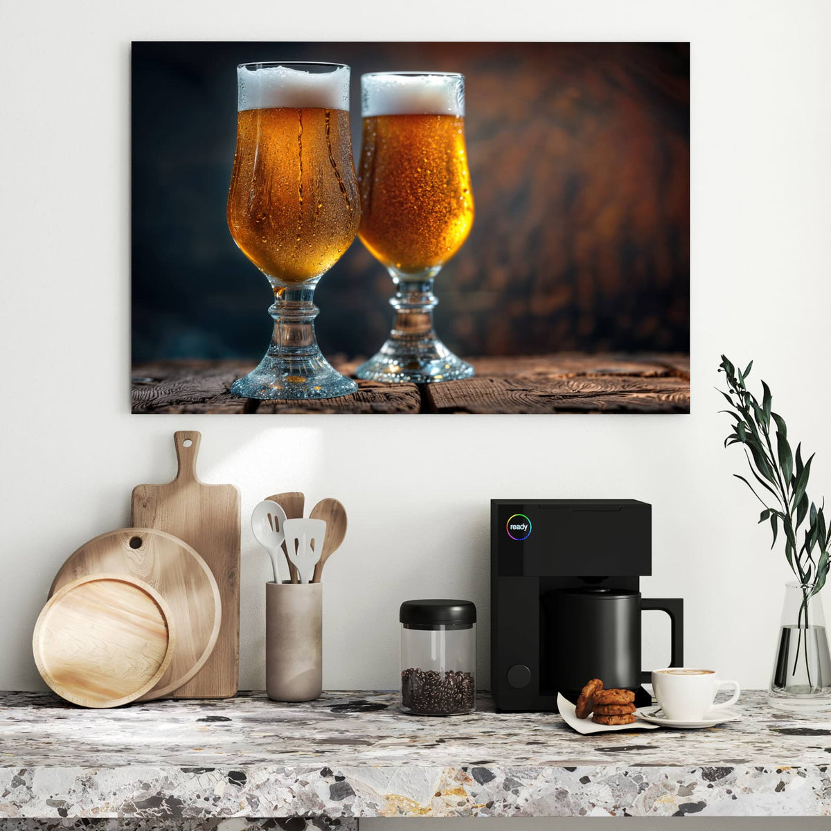 Zwei beschlagene Pokalgläser mit goldenem Bier und dicker weißer Schaumkrone auf dunklem Holz