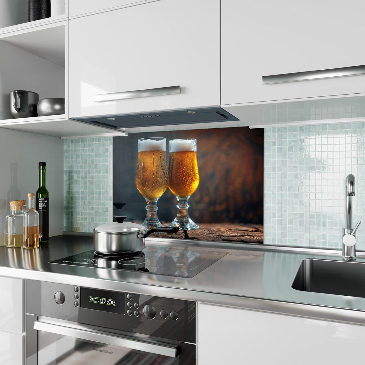 Küchenrückwand aus Glas Bier mit Schaumkrone im Hochformat als Spritzschutz hinter dem Kochfeld, über dem Fliesenspiegel montiert