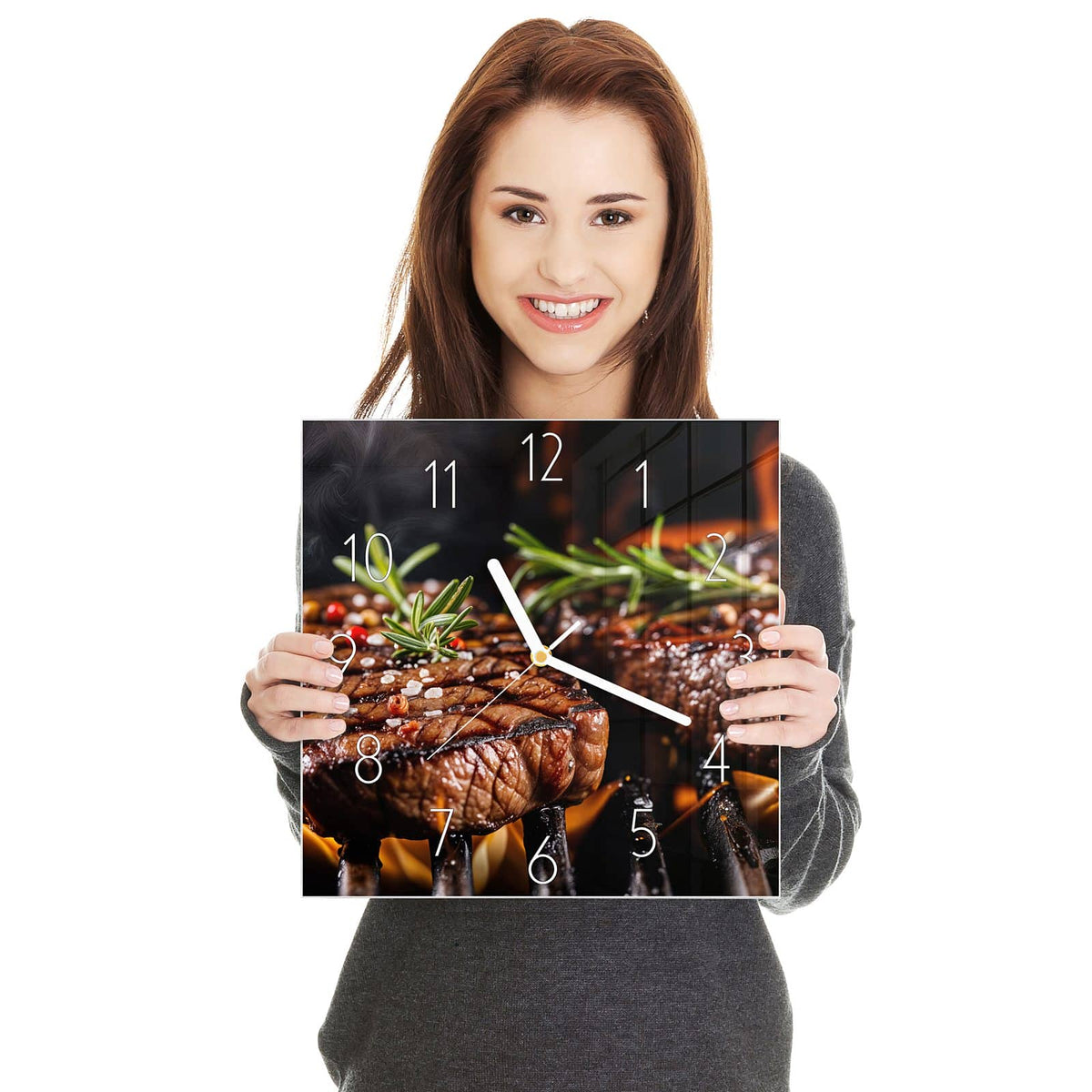 Zwei Steaks mit Rosmarin auf dem Grillrost, Flammen schlagen darunter hervor
