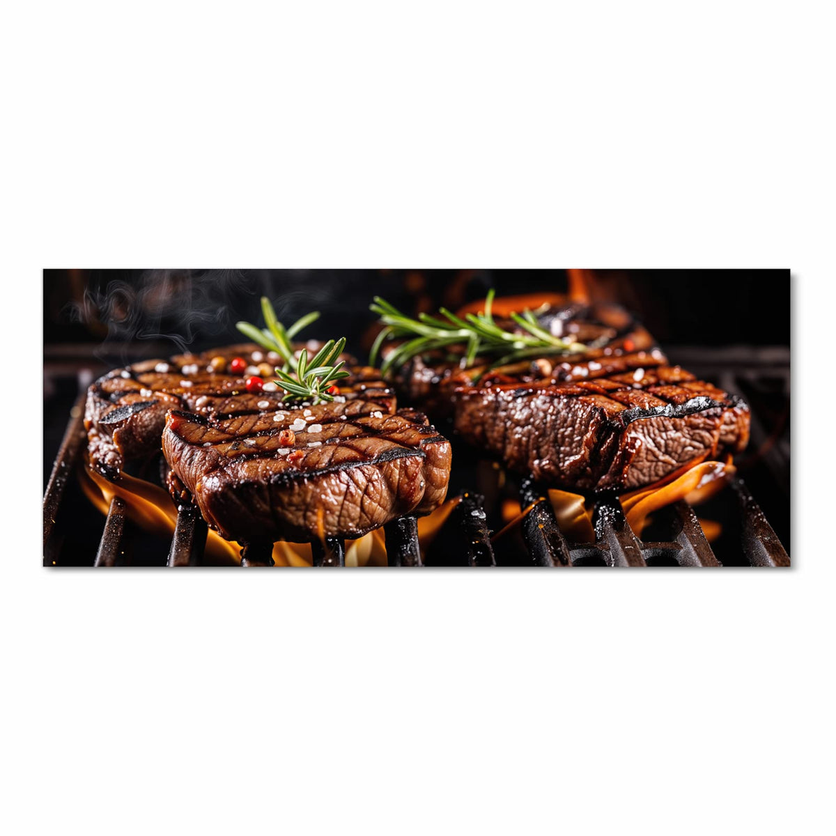 Zwei Steaks mit Rosmarin auf dem Grillrost, Flammen schlagen darunter hervor
