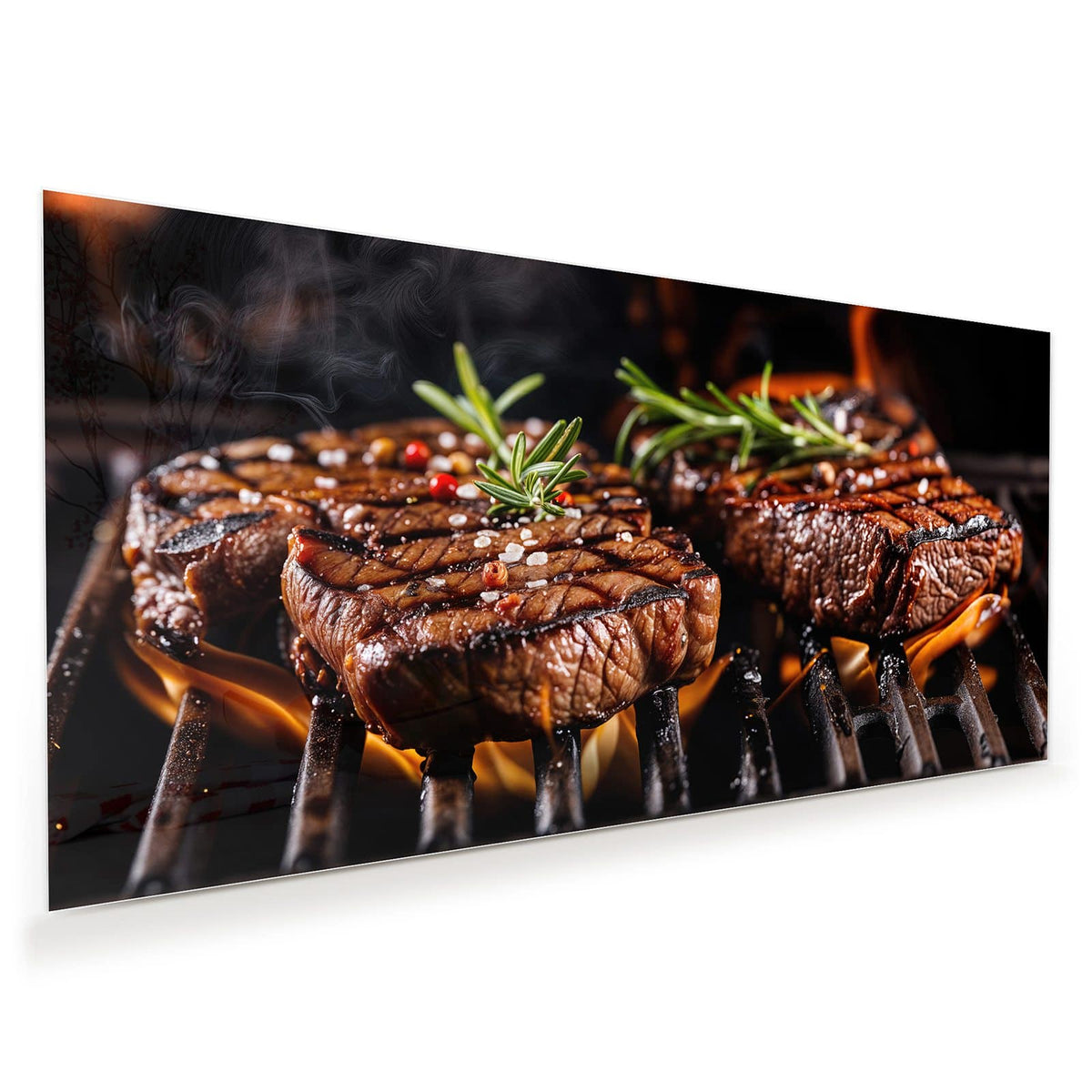 Zwei Steaks mit Rosmarin auf dem Grillrost, Flammen schlagen darunter hervor