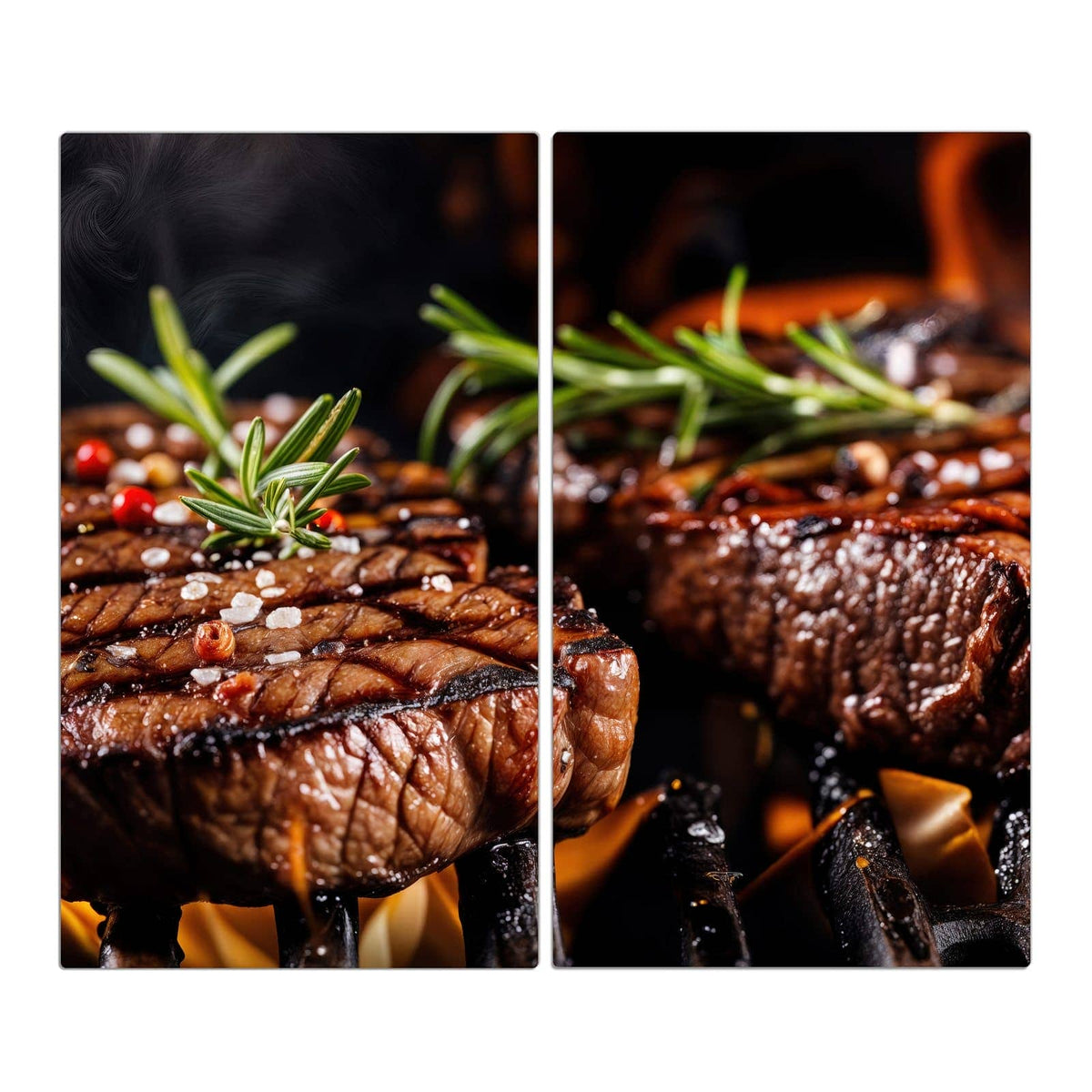 Zwei Steaks mit Rosmarin auf dem Grillrost, Flammen schlagen darunter hervor
