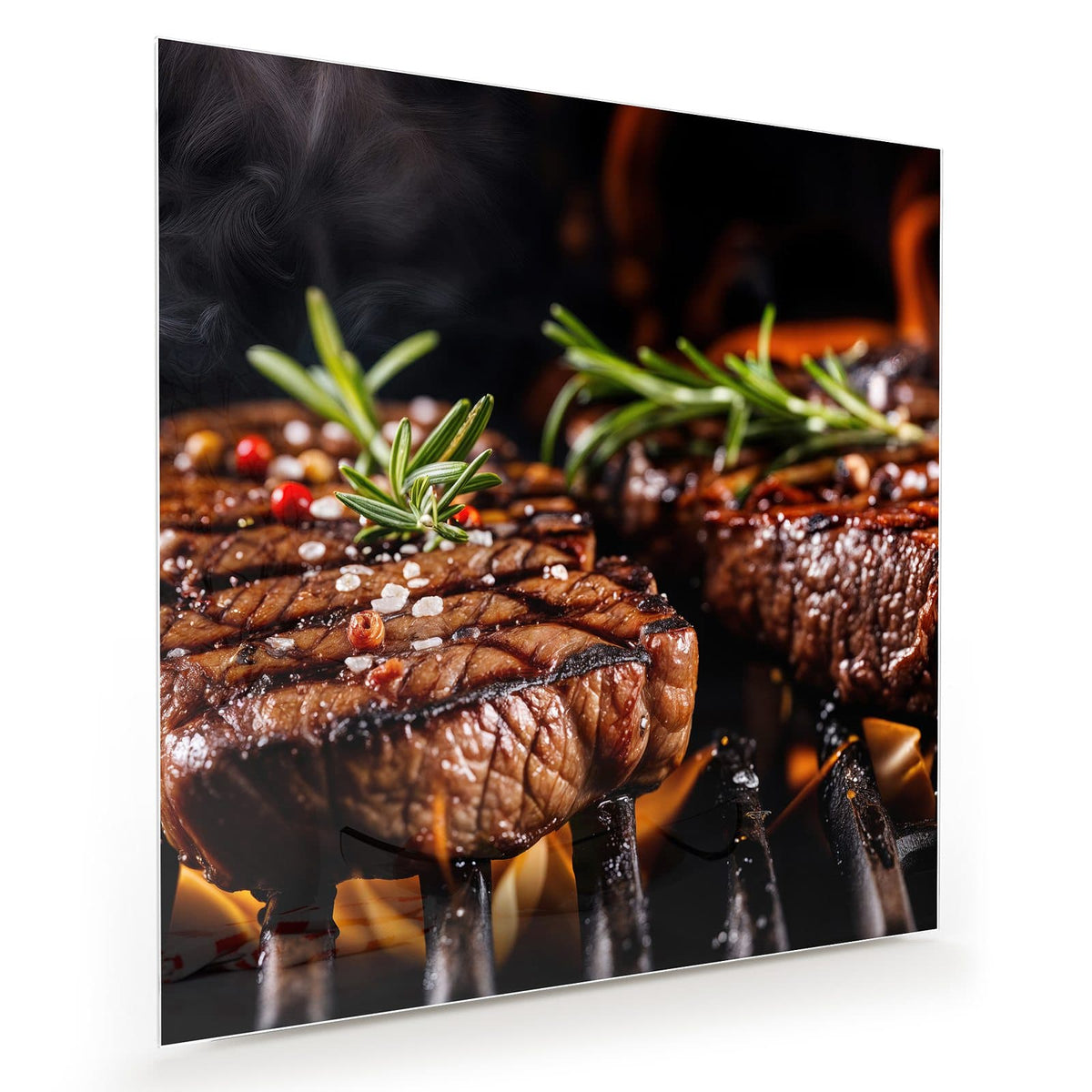 Zwei Steaks mit Rosmarin auf dem Grillrost, Flammen schlagen darunter hervor