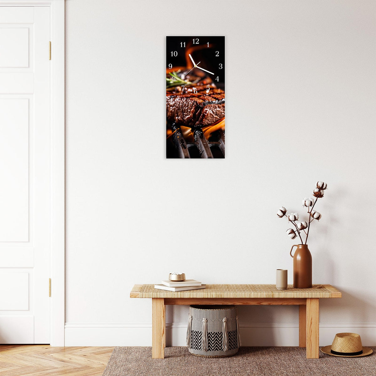 Moderne Wanduhr aus Glas mit Farbtiefe – Wanduhr Gegrillte Steaks aus Glas – Hochformat 30 × 60 cm
