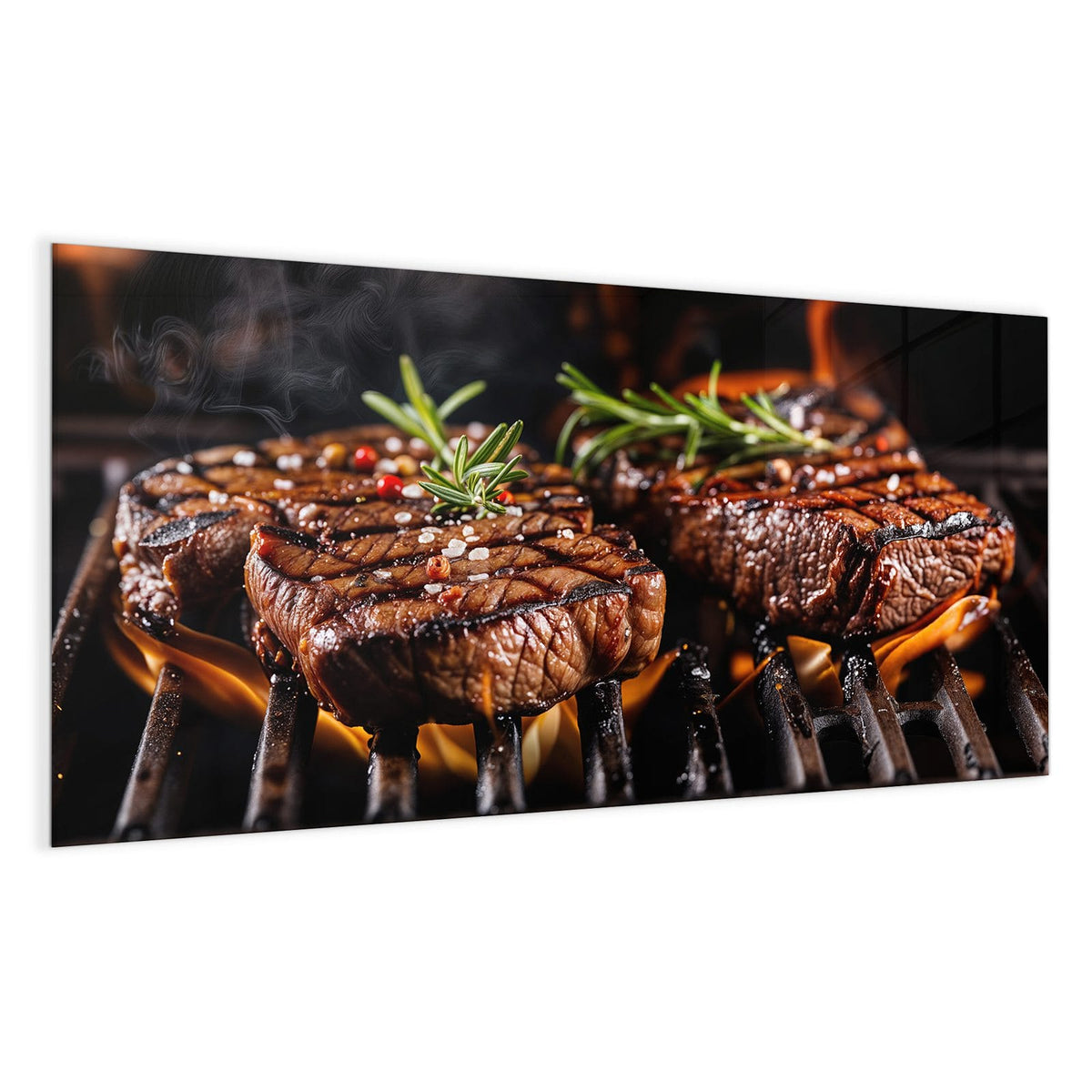 Zwei Steaks mit Rosmarin auf dem Grillrost, Flammen schlagen darunter hervor