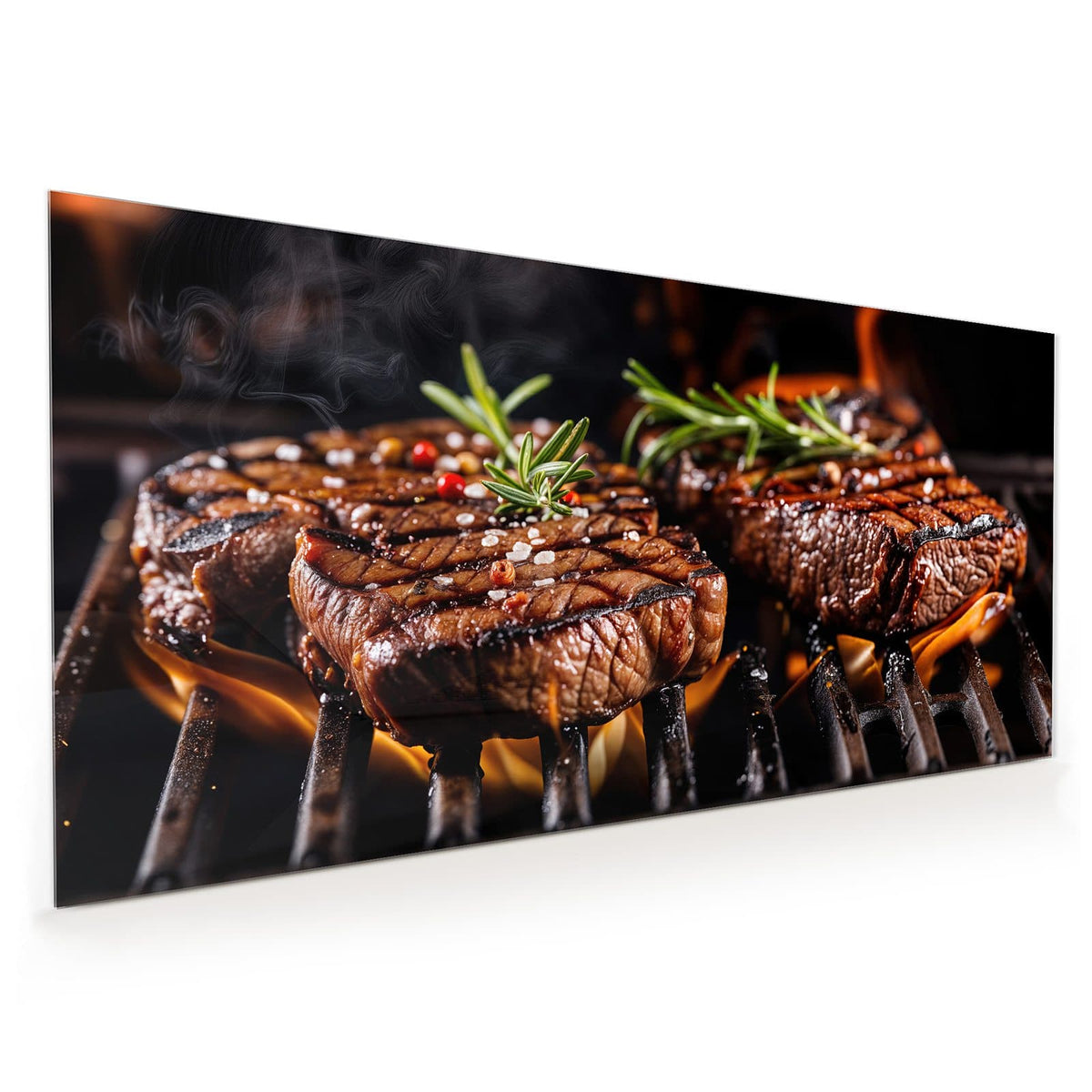Küchenrückwand aus Glas im Hochformat: Zwei Steaks mit Rosmarin auf dem Grillrost, Flammen schlagen darunter hervor