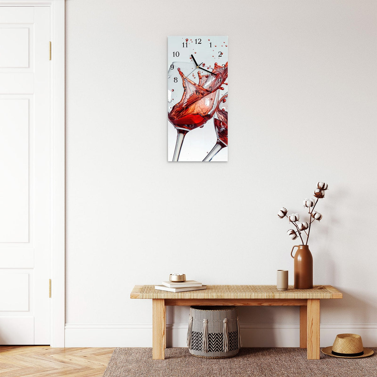 Moderne Wanduhr aus Glas mit Farbtiefe – Wanduhr Plätschernder Weinkelch aus Glas – Hochformat 30 × 60 cm