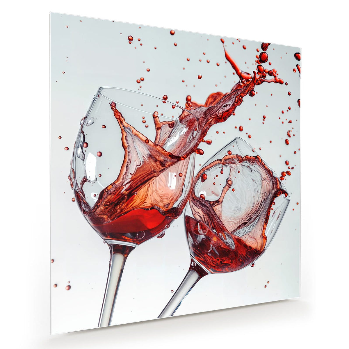Zwei schräg gestellte Weingläser, Rotwein schwappt heraus und spritzt in die Luft, heller Grund
