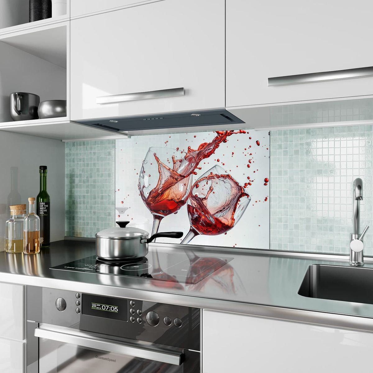 Küchenrückwand aus Glas Spritzender Rotwein im Hochformat als Spritzschutz hinter dem Kochfeld, über dem Fliesenspiegel montiert