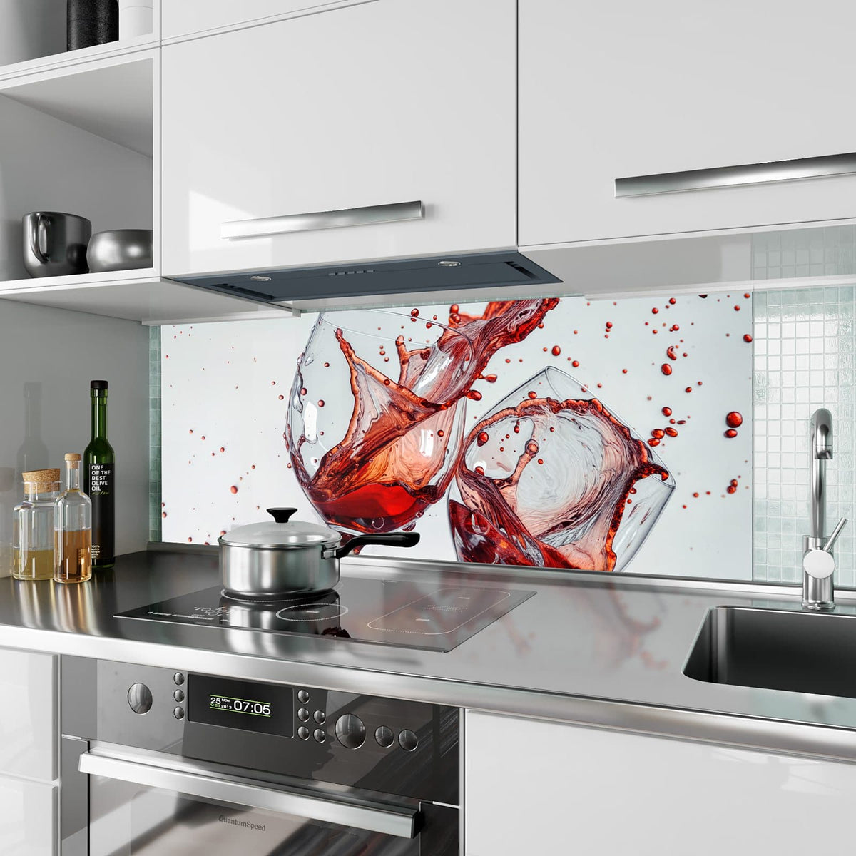 Küchenrückwand aus Glas Spritzender Rotwein im Hochformat als Spritzschutz hinter dem Kochfeld, über dem Fliesenspiegel montiert