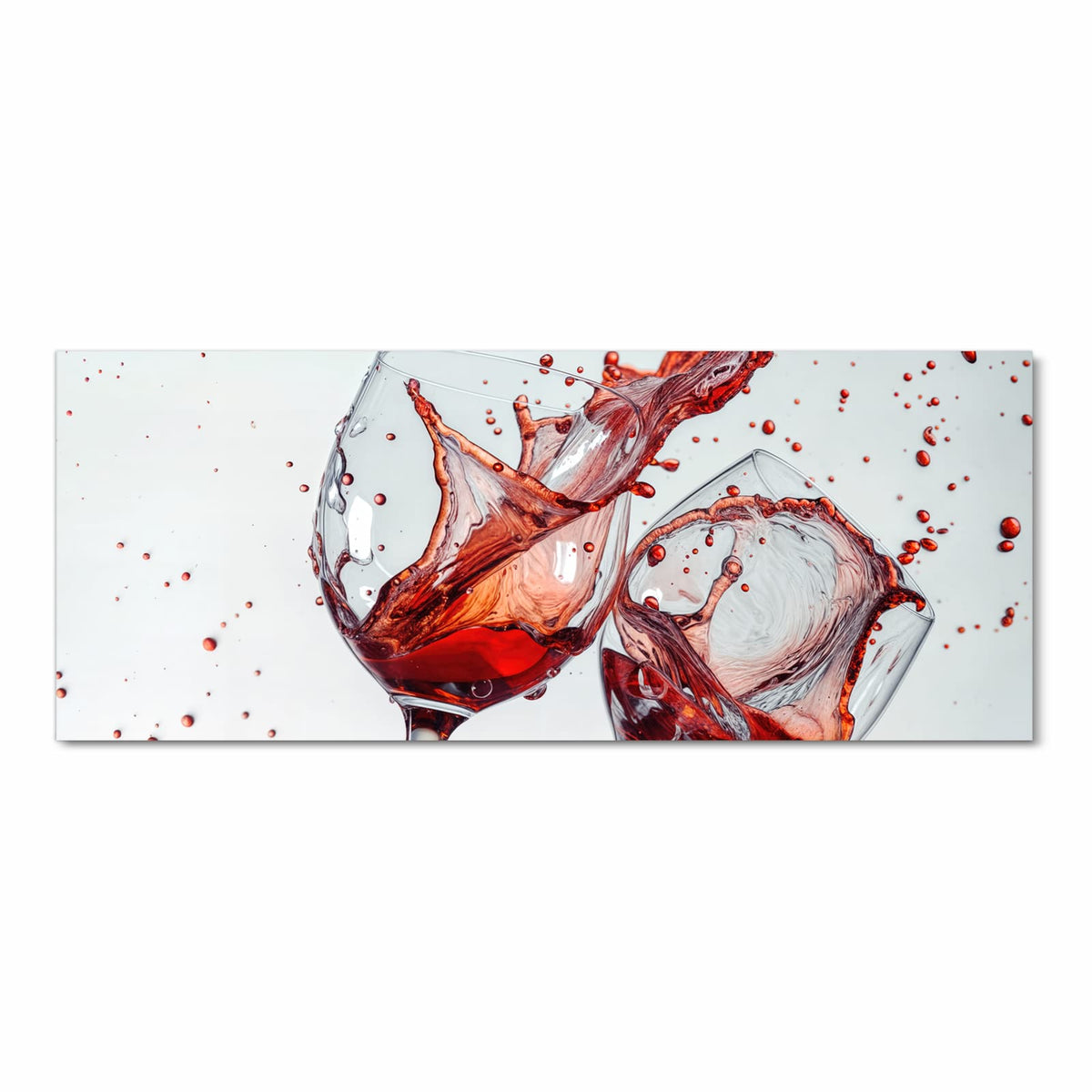 Zwei schräg gestellte Weingläser, Rotwein schwappt heraus und spritzt in die Luft, heller Grund