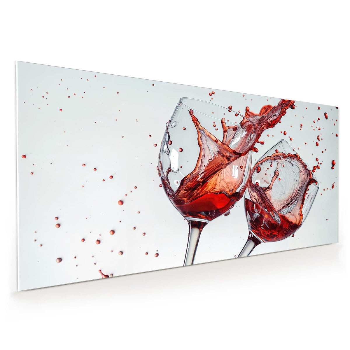Küchenrückwand aus Glas im Hochformat: Zwei schräg gestellte Weingläser, Rotwein schwappt heraus und spritzt in die Luft, heller Grund