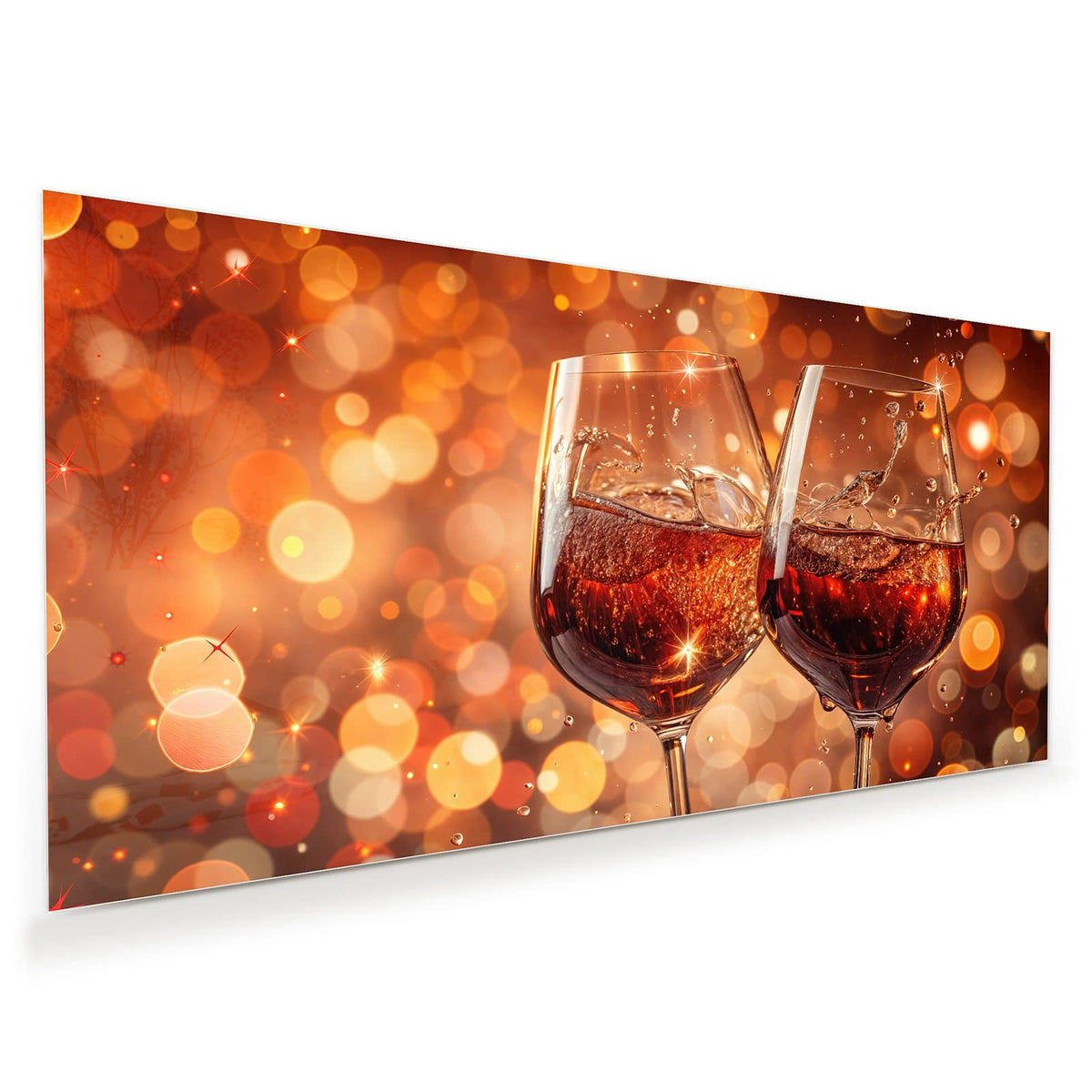 Zwei Rotweingläser stoßen an, Wein schwappt auf, warmes oranges Bokeh im Hintergrund