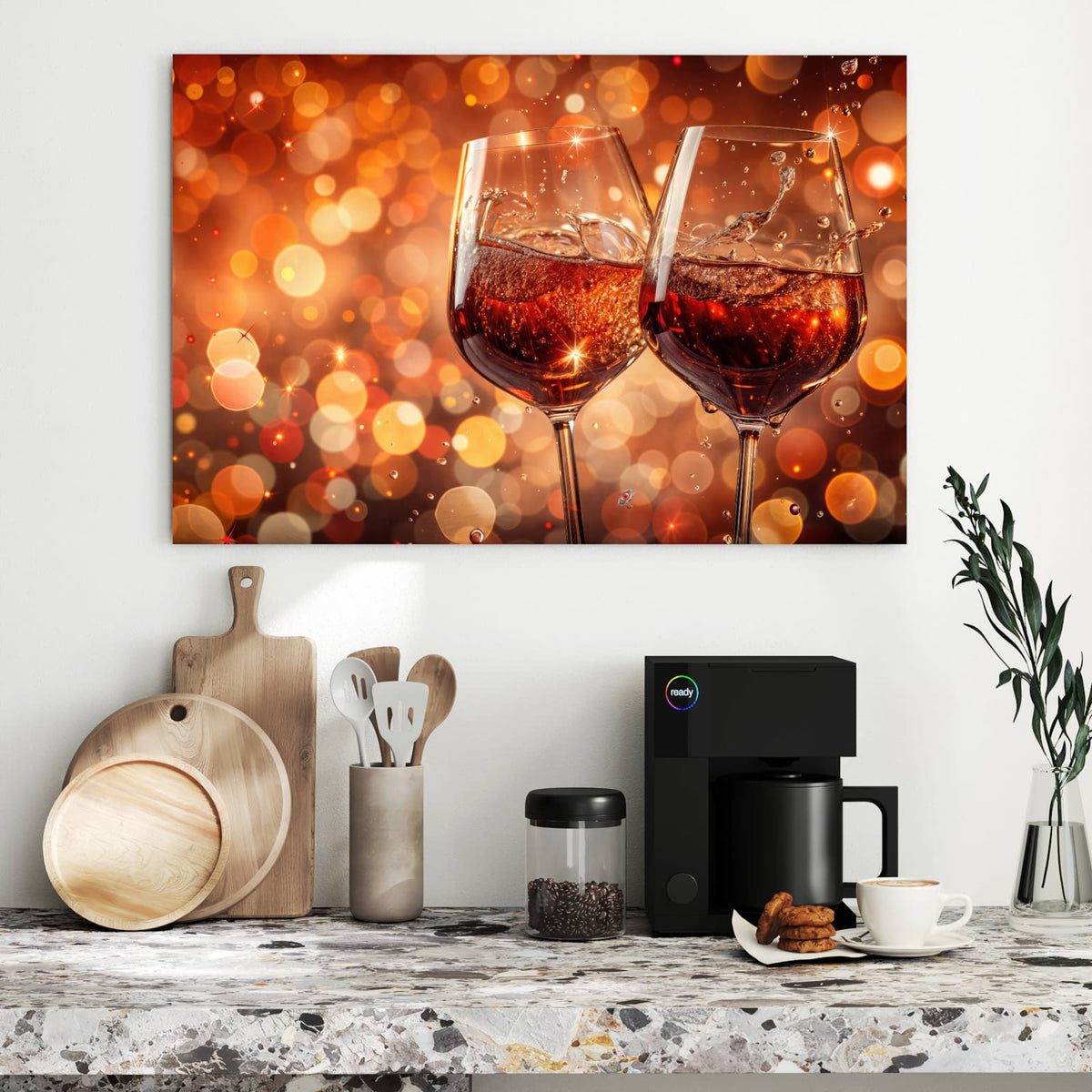 Zwei Rotweingläser stoßen an, Wein schwappt auf, warmes oranges Bokeh im Hintergrund