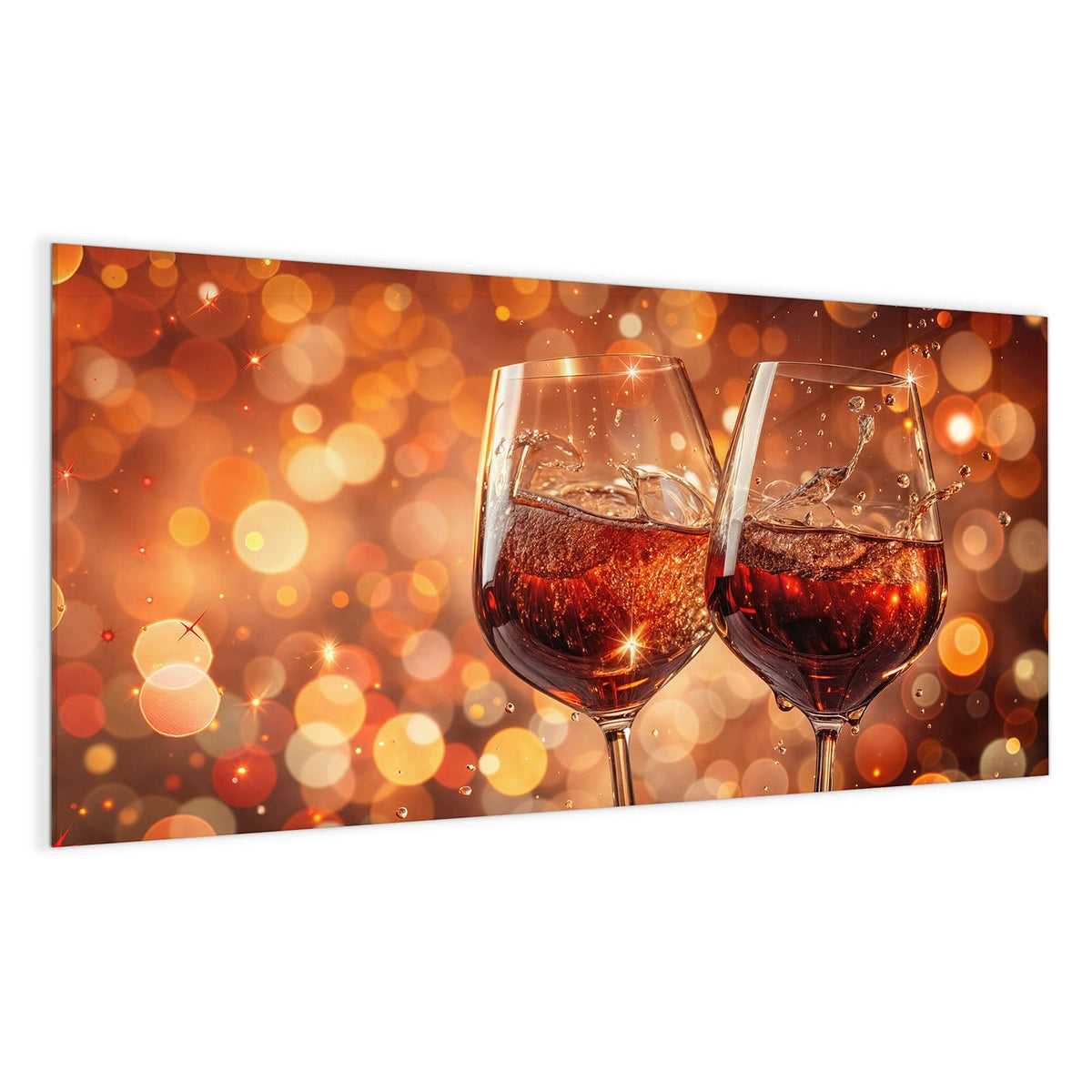 Zwei Rotweingläser stoßen an, Wein schwappt auf, warmes oranges Bokeh im Hintergrund