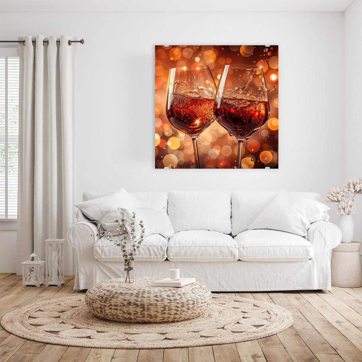 Zwei Rotweingläser stoßen an, Wein schwappt auf, warmes oranges Bokeh im Hintergrund