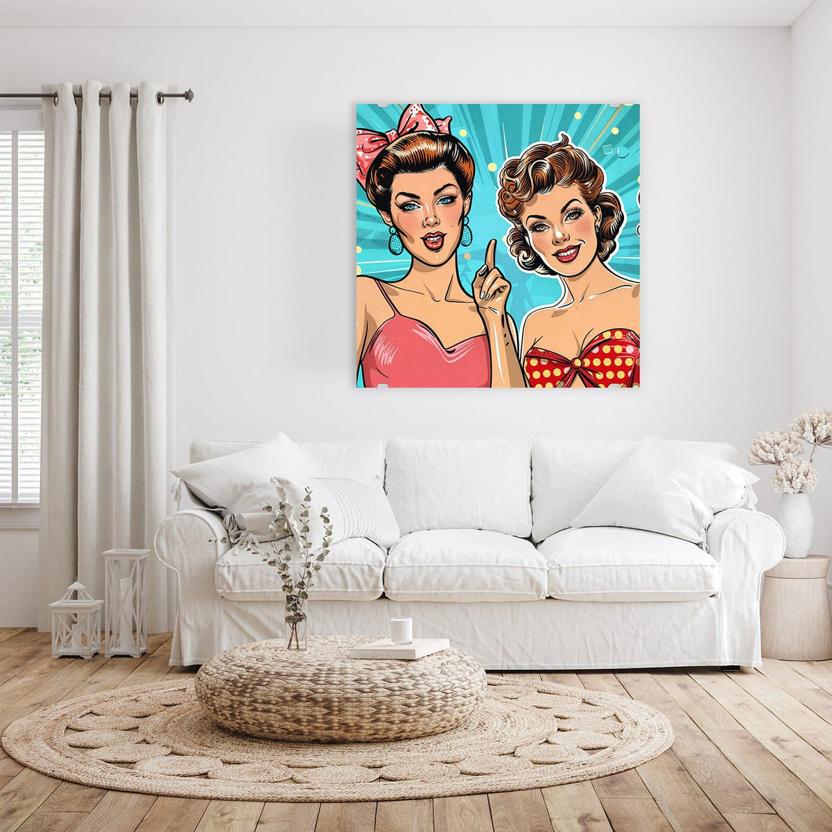 Glasbild Retro Freundinnen an der Wand – Zwei Pin-up-Frauen mit Retro-Frisuren vor türkisem Strahlenhintergrund