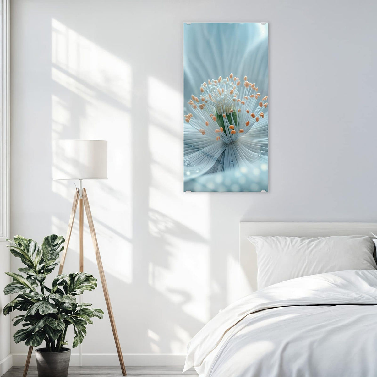 Glasbild Eisblaue Blüte an der Wand – Makro einer eisblauen Blüte mit weißen Staubfäden, orangen Spitzen und Wassertropfen