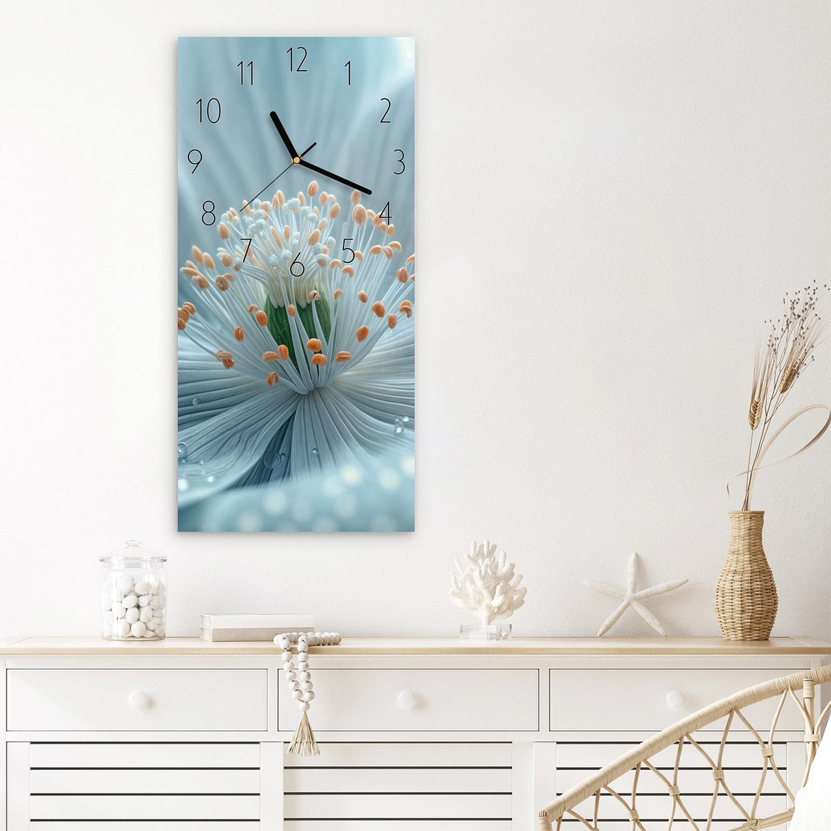 Wanduhr Verträumte Blumenpracht aus Glas – Blaue Blüte mit Tautropfen