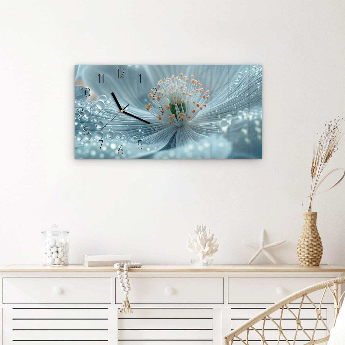 Wanduhr Verträumte Blumenpracht aus Glas – Querformat 60 × 30 cm – Blaue Blüte mit Tautropfen