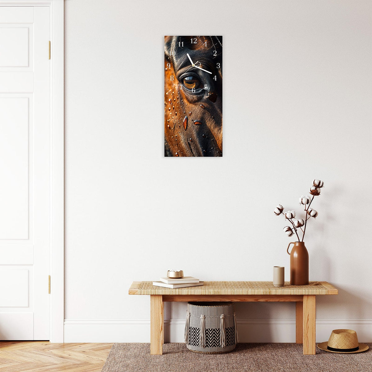 Moderne Wanduhr aus Glas mit Farbtiefe – Wanduhr Pferdeauge im Regen aus Glas – Hochformat 30 × 60 cm