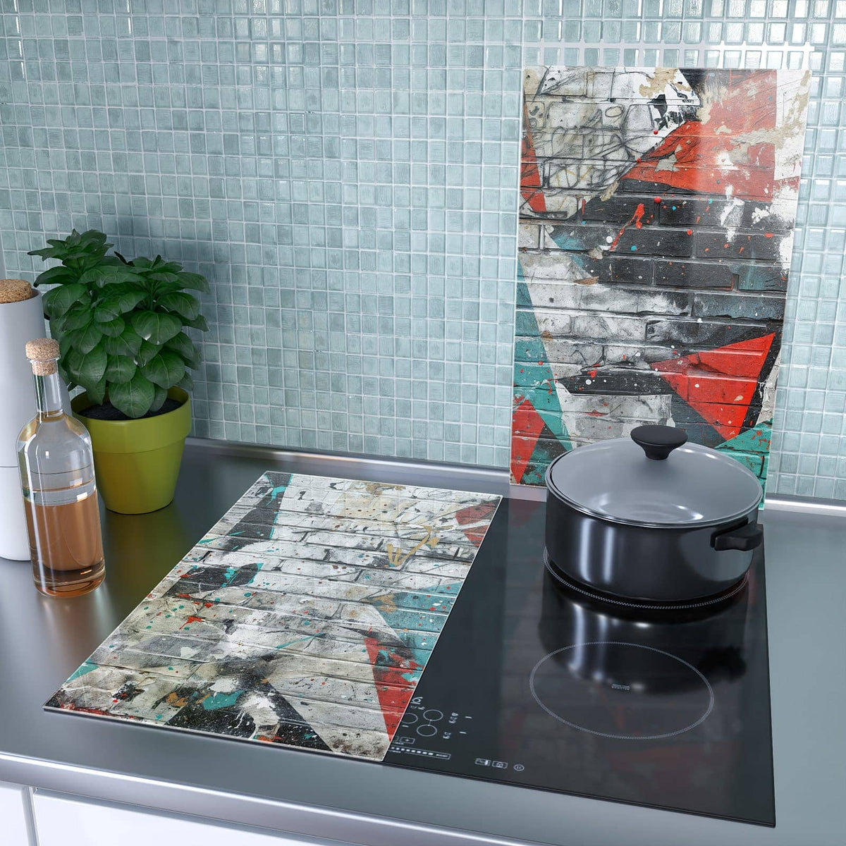 2-teilige Herdabdeckplatte für Ceranfeld mit Graffiti Mauer-Motiv als Spritzschutz hinter dem Kochfeld