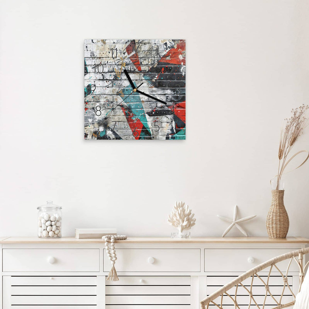 Wanduhr Zickzack-Graffiti aus Glas – Quadratisch 30 × 30 cm – Graffiti-Formen auf Backsteinmauer
