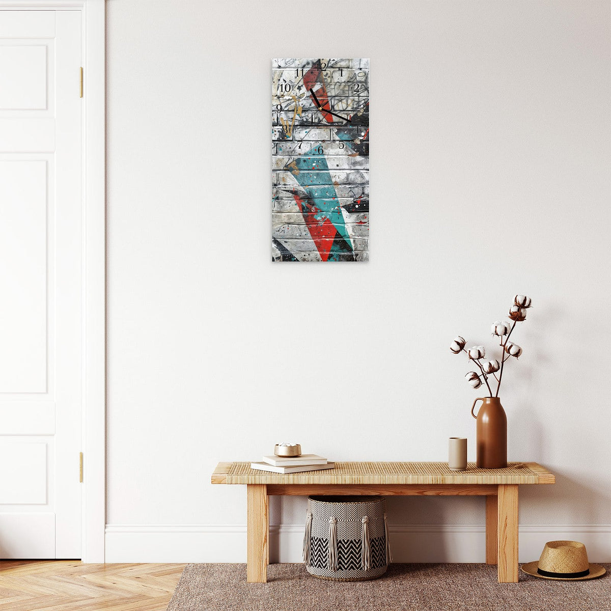 Moderne Wanduhr aus Glas mit Farbtiefe – Wanduhr Graffiti Mauer aus Glas – Hochformat 30 × 60 cm