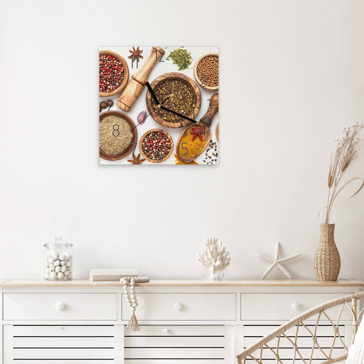 Wanduhr Gewürze und Mörser aus Glas – Quadratisch 30 × 30 cm – Gewürze in hellen Holzschalen