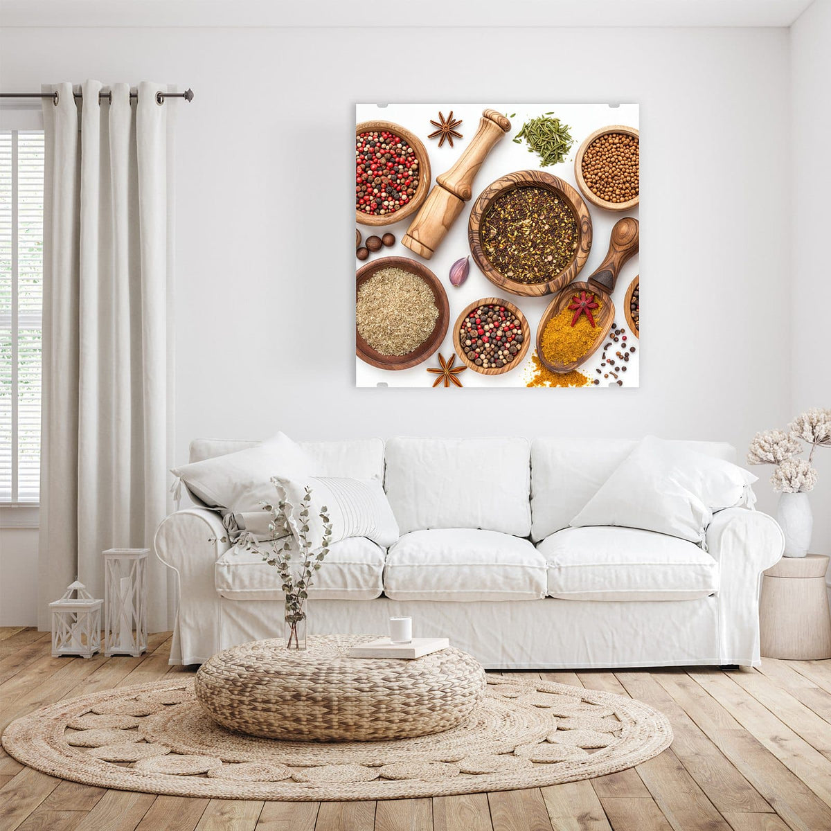 Glasbild Gewürze und Mörser an der Wand – Von oben: Olivenholz-Schalen und -Löffel mit Pfefferkörnern, Curry, Sternanis, Salz und Mörserstößel auf Weiß