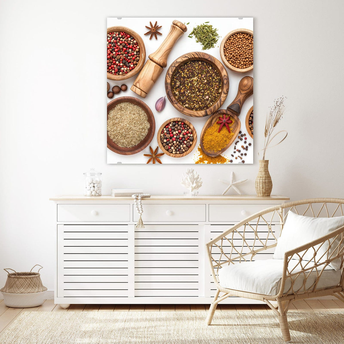 Glasbild Gewürze und Mörser an der Wand – Von oben: Olivenholz-Schalen und -Löffel mit Pfefferkörnern, Curry, Sternanis, Salz und Mörserstößel auf Weiß