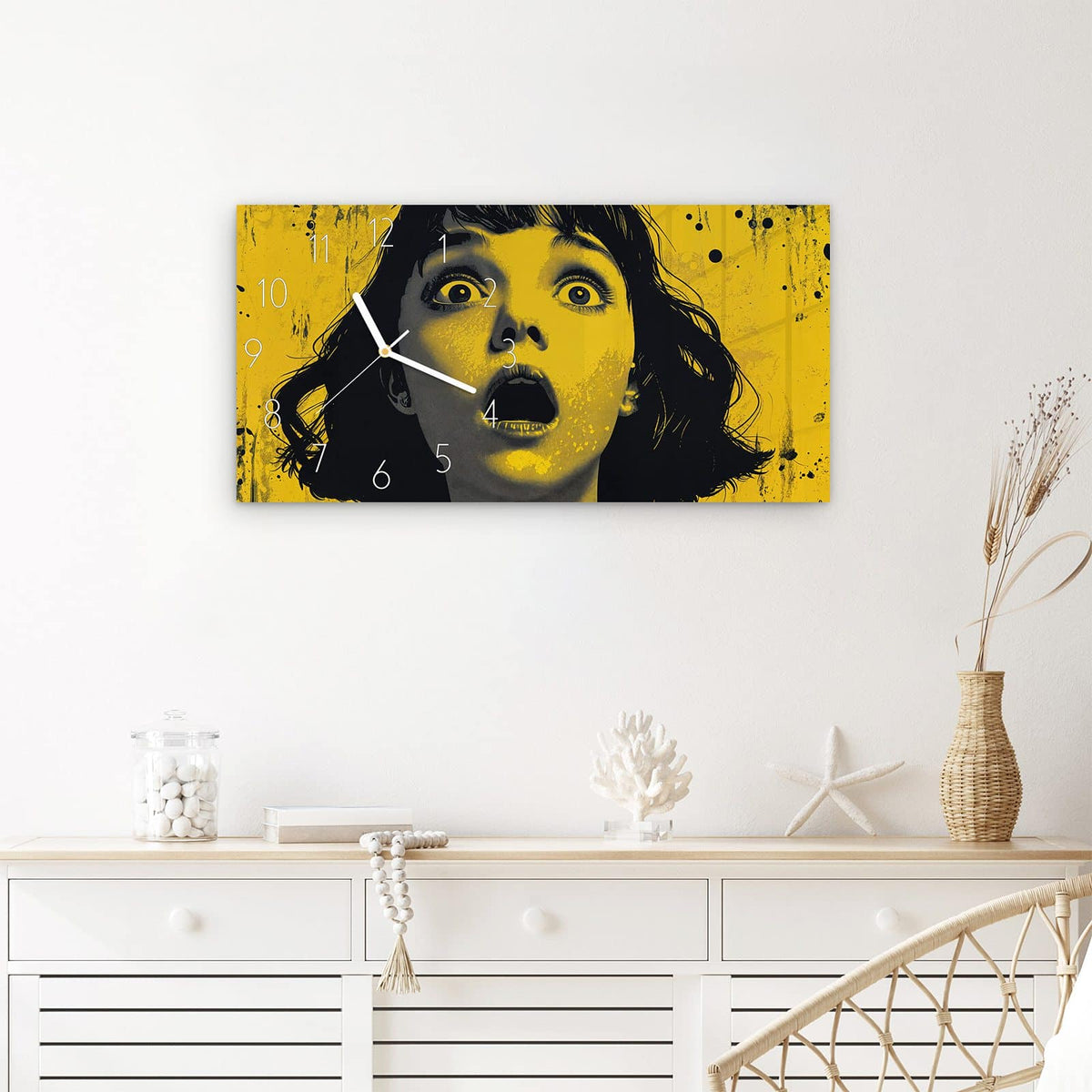 Wanduhr Schreiendes Portrait aus Glas – Querformat 60 × 30 cm – Schreiendes Gesicht in Gelb und Schwarz