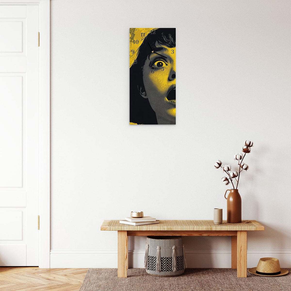 Moderne Wanduhr aus Glas mit Farbtiefe – Wanduhr Schreiendes Portrait aus Glas – Hochformat 30 × 60 cm