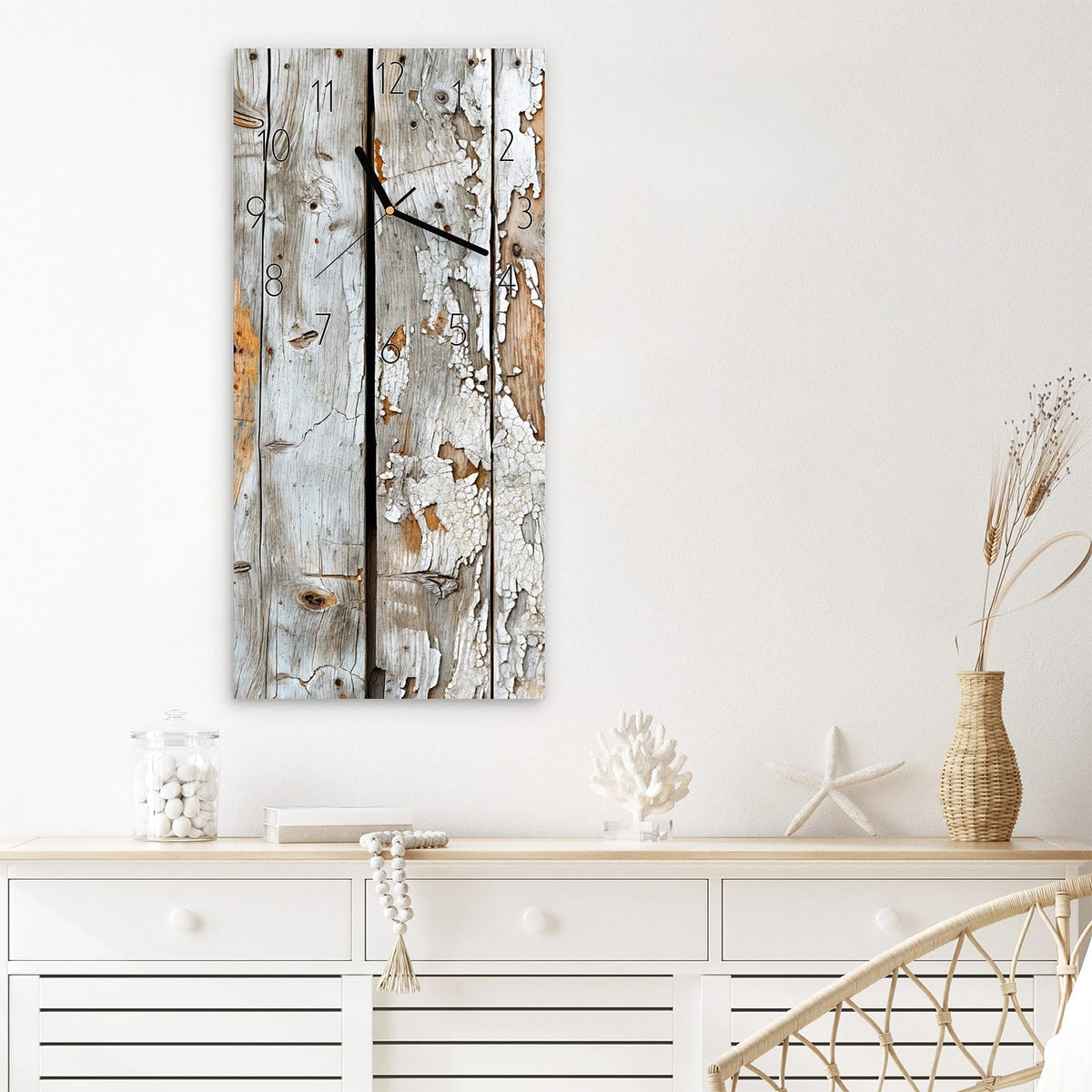 Wanduhr Weißes Altholz aus Glas – Hochformat 30 × 60 cm – Graue Bretter mit abblätterndem Weiß