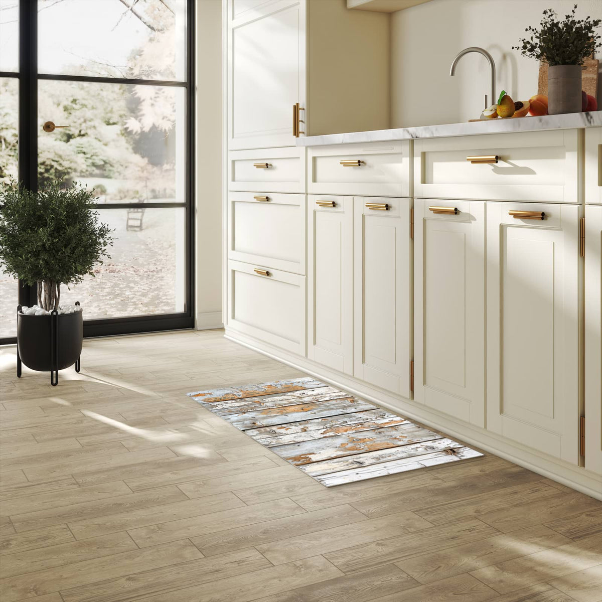 Wasserabweisender Teppichläufer mit Motiv Verwittertes Holz in heller Küche