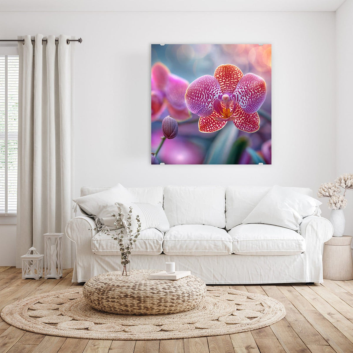 Glasbild Exotische Orchidee an der Wand – Pink gesprenkelte Orchideenblüte mit Knospe vor pastelligem Bokeh