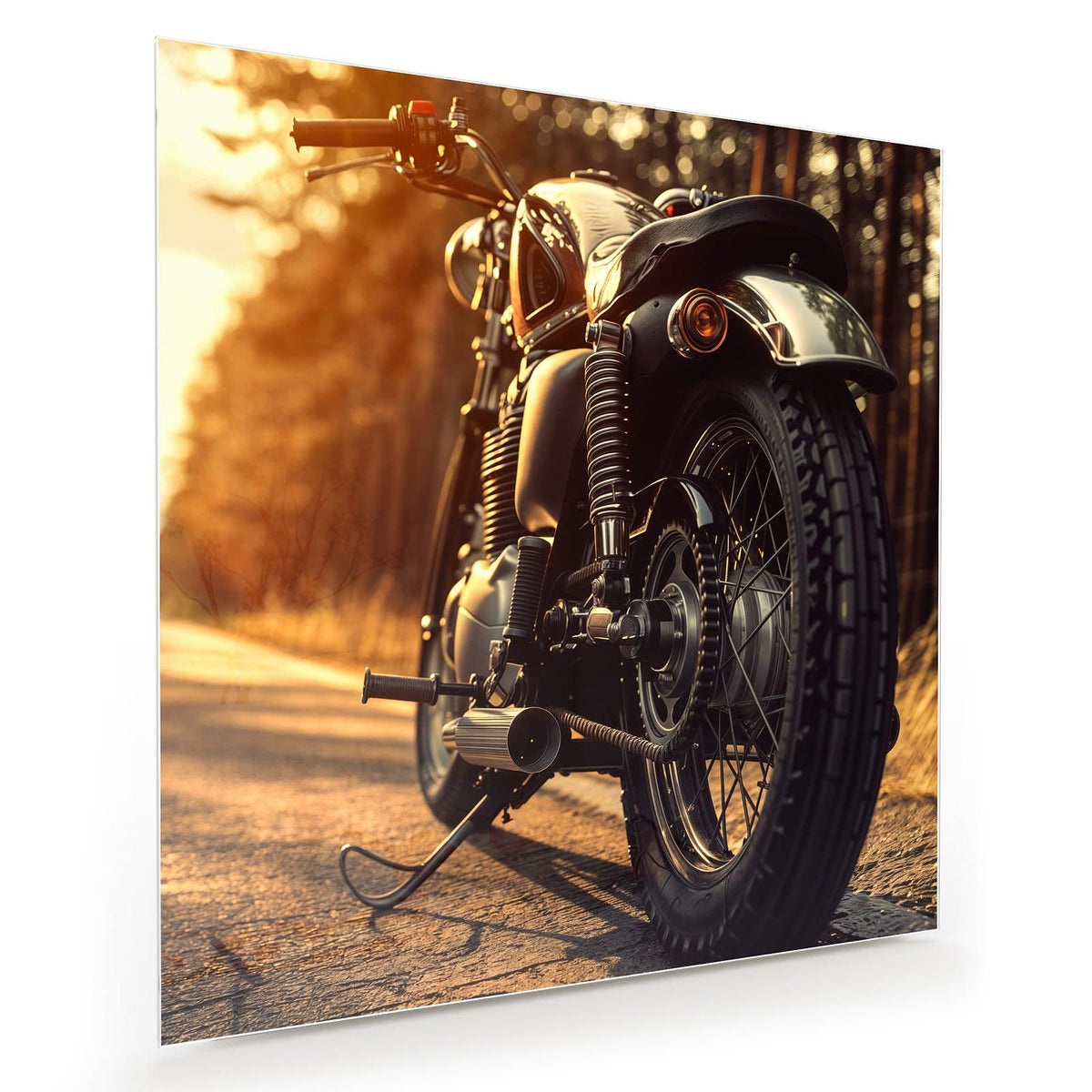 Klassisches Motorrad von schräg hinten auf Waldstraße, Sonne steht tief dahinter, goldenes Gegenlicht
