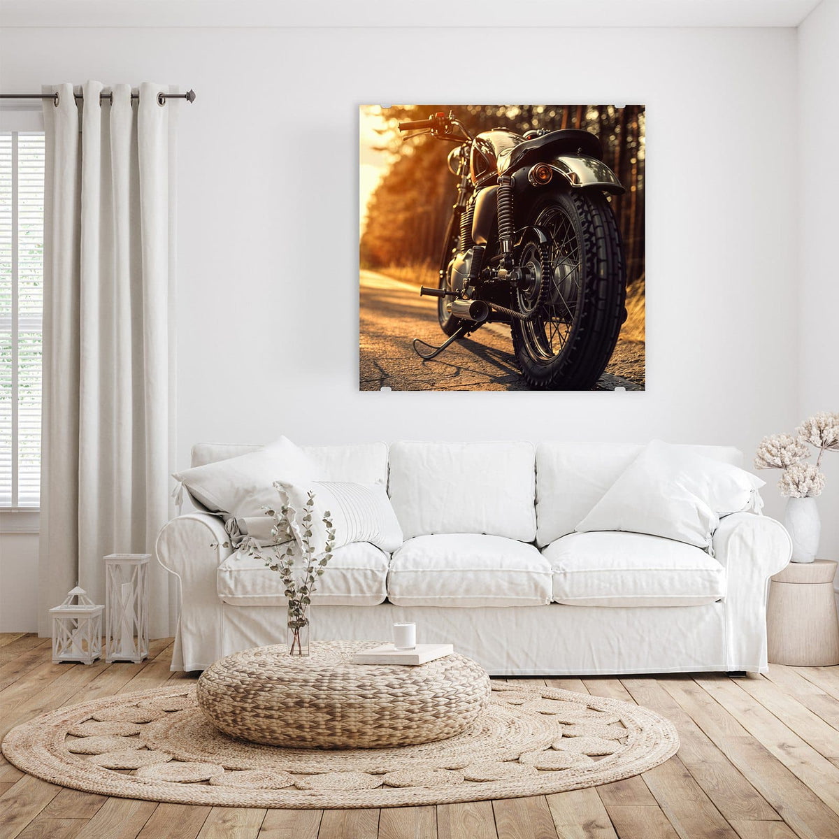 Klassisches Motorrad von schräg hinten auf Waldstraße, Sonne steht tief dahinter, goldenes Gegenlicht