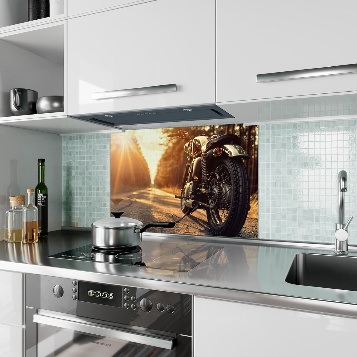 Küchenrückwand aus Glas Motorrad im Gegenlicht im Hochformat als Spritzschutz hinter dem Kochfeld, über dem Fliesenspiegel montiert