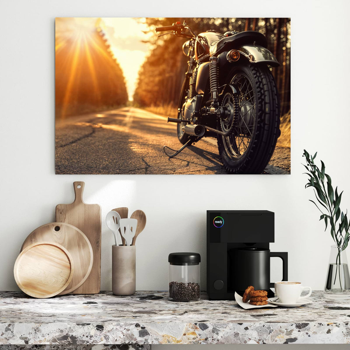 Klassisches Motorrad von schräg hinten auf Waldstraße, Sonne steht tief dahinter, goldenes Gegenlicht