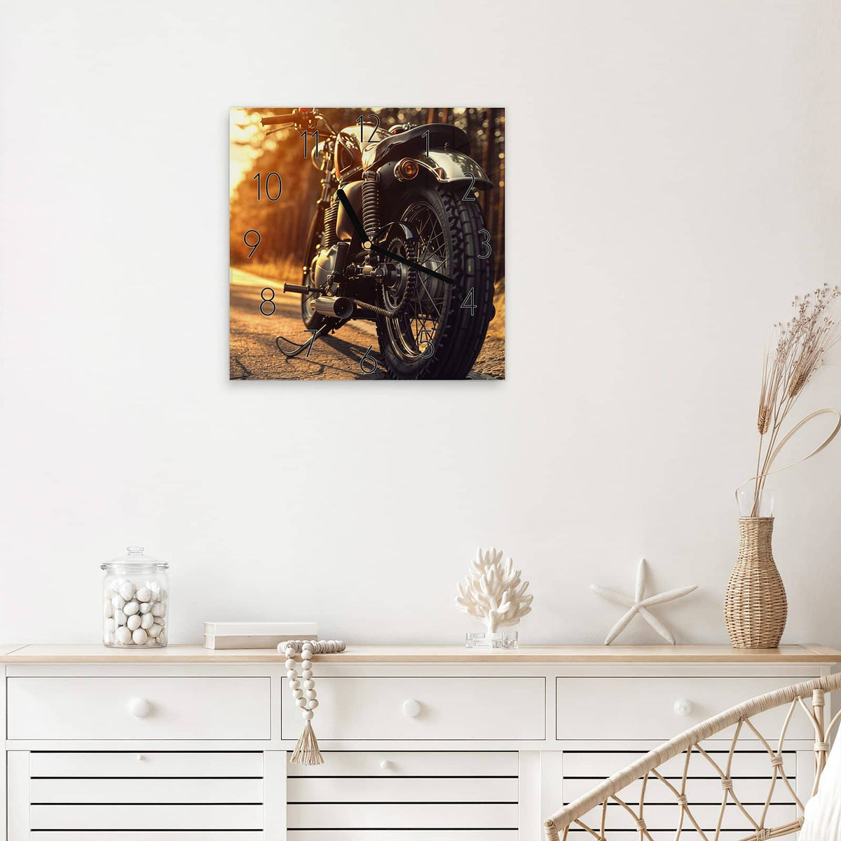 Wanduhr Motorrad im Gegenlicht aus Glas – Quadratisch 30 × 30 cm – Motorrad im goldenen Gegenlicht