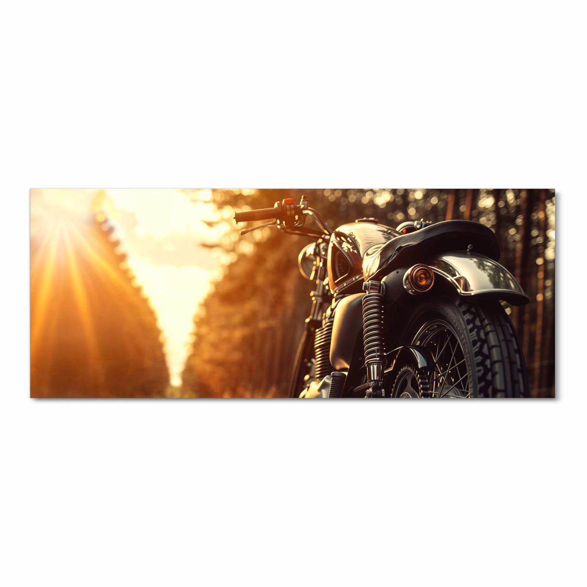Klassisches Motorrad von schräg hinten auf Waldstraße, Sonne steht tief dahinter, goldenes Gegenlicht