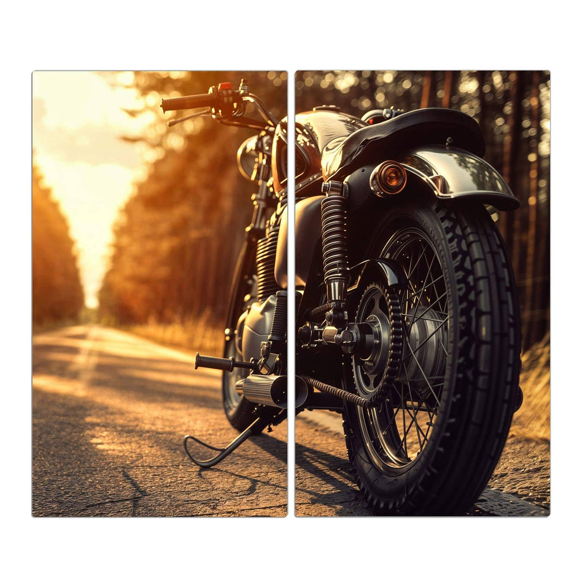 Klassisches Motorrad von schräg hinten auf Waldstraße, Sonne steht tief dahinter, goldenes Gegenlicht