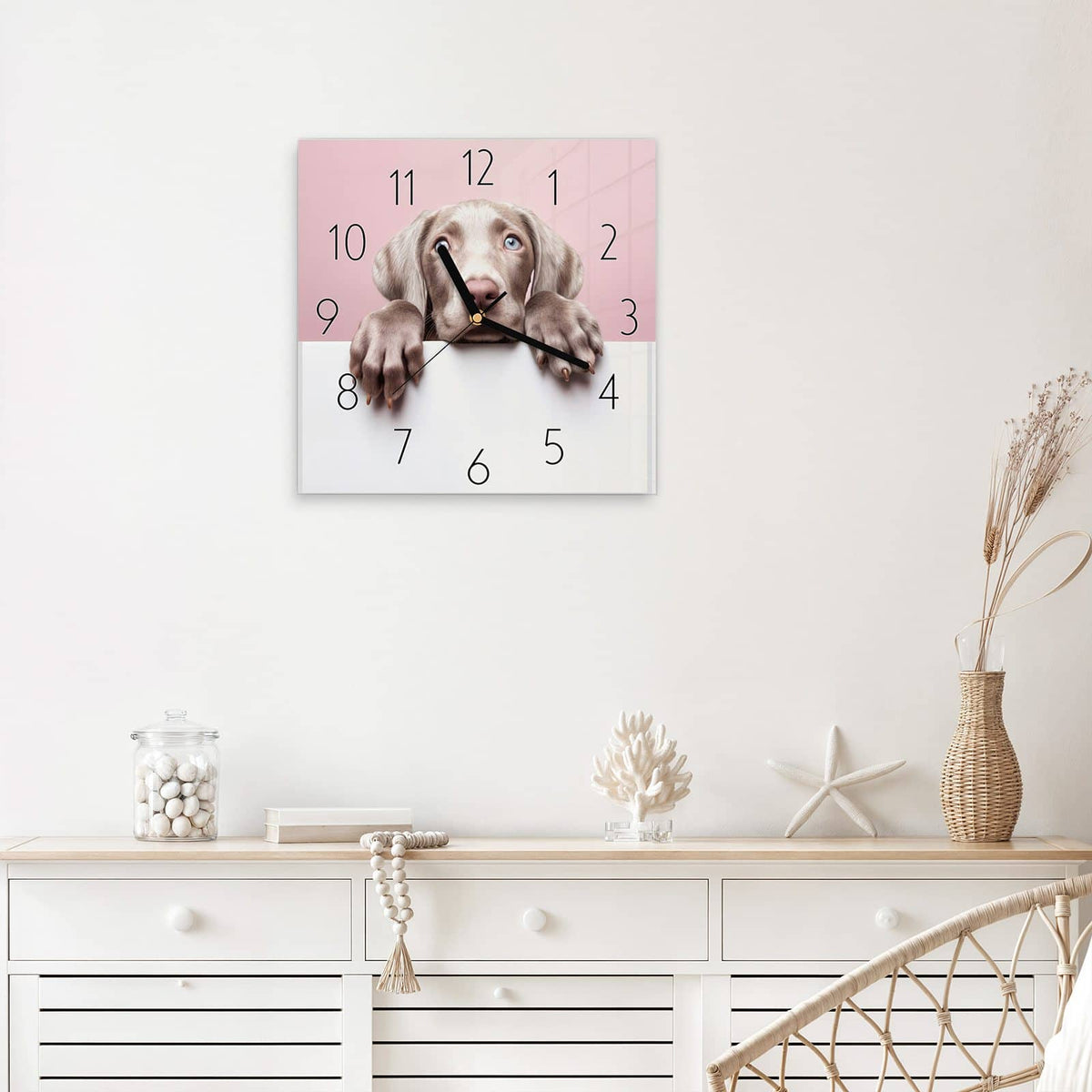 Wanduhr Weimaraner Welpe aus Glas – Quadratisch 30 × 30 cm – Welpe mit blauen Augen vor Rosa
